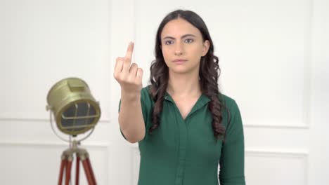 mujer india abusando y mostrando el dedo medio