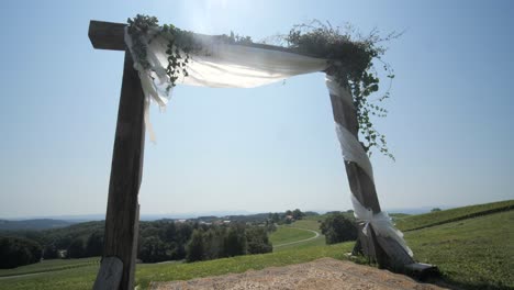 arco de boda de madera boho rústico con decoración floral y tela blanca, tiro de muñeca