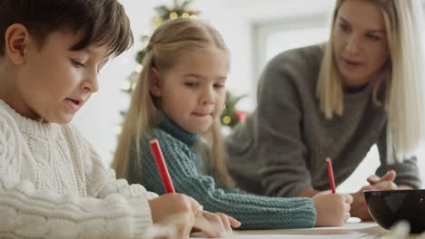 Video-Von-Kindern,-Die-Sich-Darauf-Konzentrieren,-Einen-Brief-An-Den-Weihnachtsmann-Zu-Schreiben