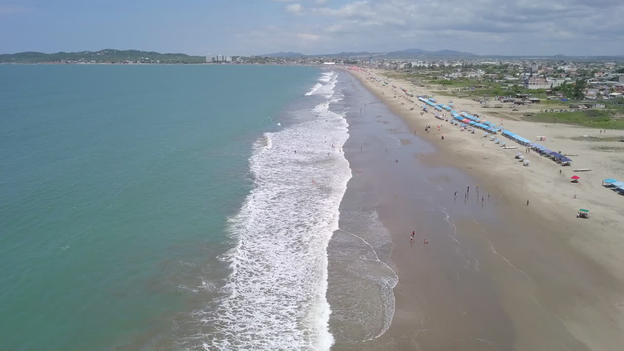 disparo de drones volando sobre la playa en la ciudad de playas general villamil, ecuador-3