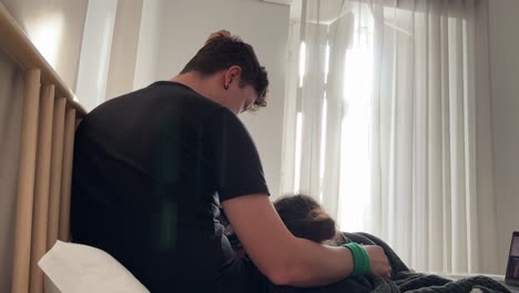 pareja viendo una película o un video en la cama