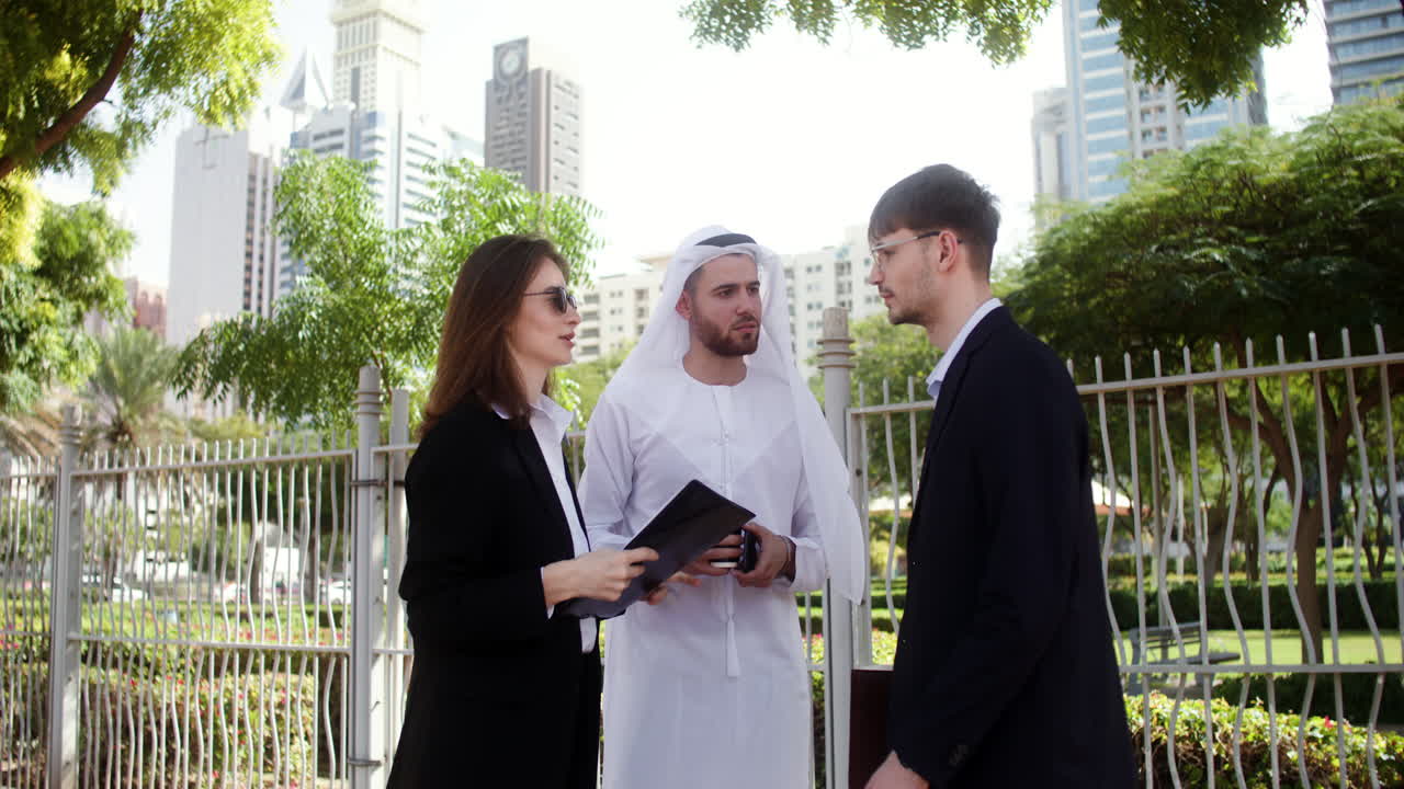 세 사람이 사업에 대해 얘기하고 있습니다.