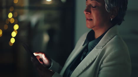 mujer de negocios sénior, teléfono y desplazamiento nocturno