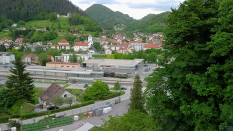 ciudad laško en eslovenia con un pequeño castillo y una gran cervecería