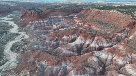 Vista-Aérea-De-La-Formación-Rocosa-Del-Pueblo-De-Paria,-Kanab,-Utah---Disparo-De-Drones