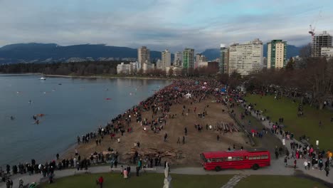 Varias-Tomas-De-Drones-En-English-Bay-Cerca-Del-Centro-De-Vancouver,-Bc-Durante-El-Evento-Polar-Bear-2019