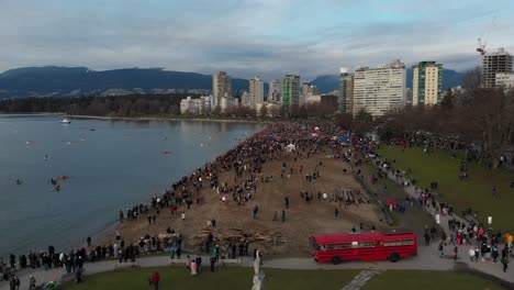 varias tomas de drones en english bay cerca del centro de vancouver, bc durante el evento polar bear 2019