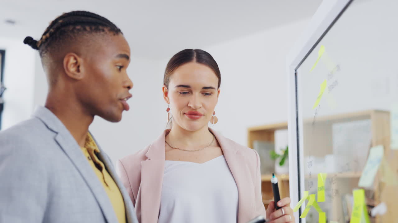 tormenta de ideas en el equipo de negocios