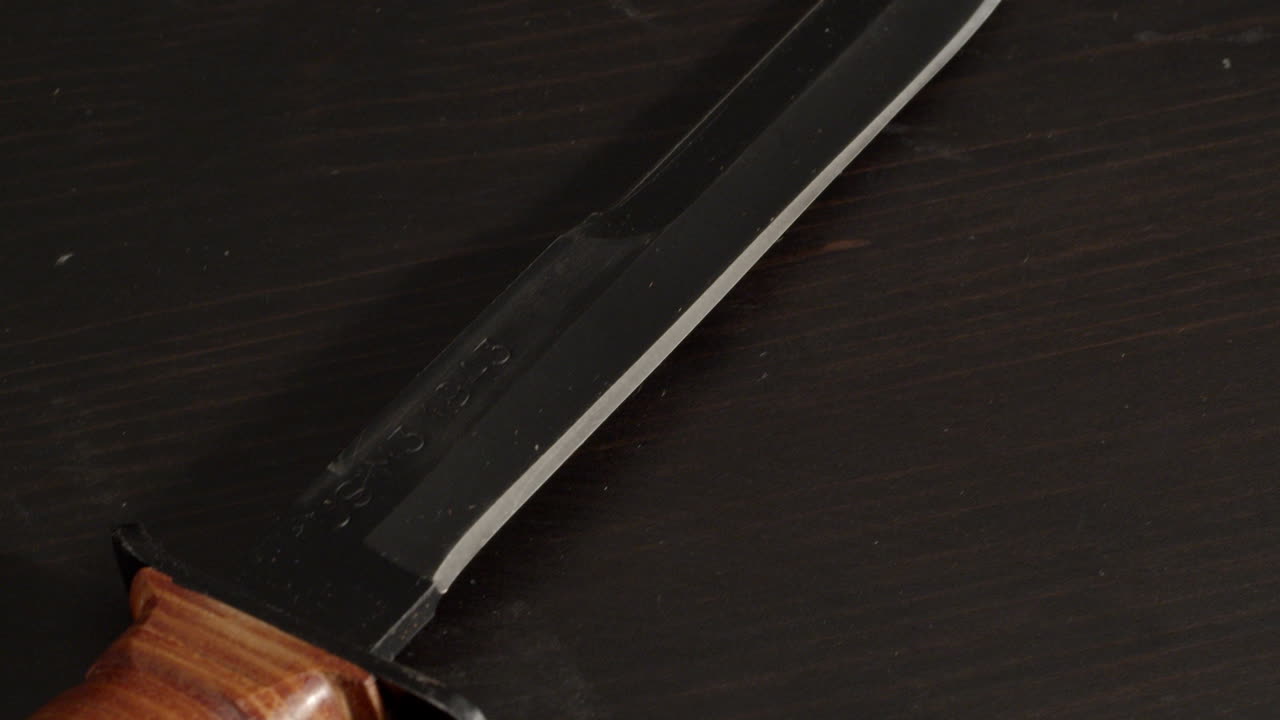 inclinándose sobre el cuchillo de la segunda guerra mundial