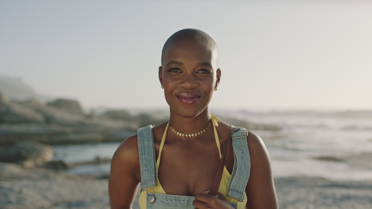 아름다운 아프리카계 미국인 여성 해변에서 웃는 행복한 여성의 초상화
