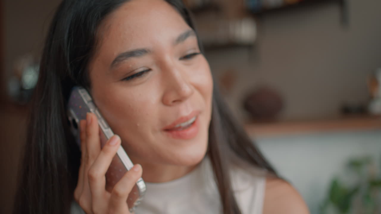 mujer hablando por teléfono