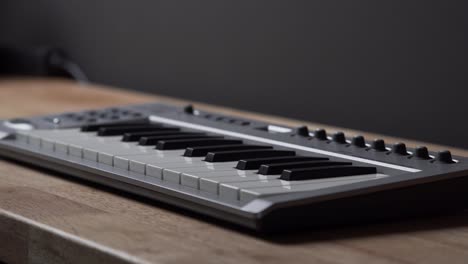 Langsames-Vergrößern-Einer-Midi-Tastatur-Von-Der-Seite