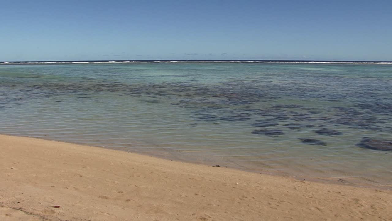 playa pública en rarotonga, islas cook