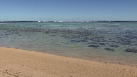 playa pública en rarotonga, islas cook