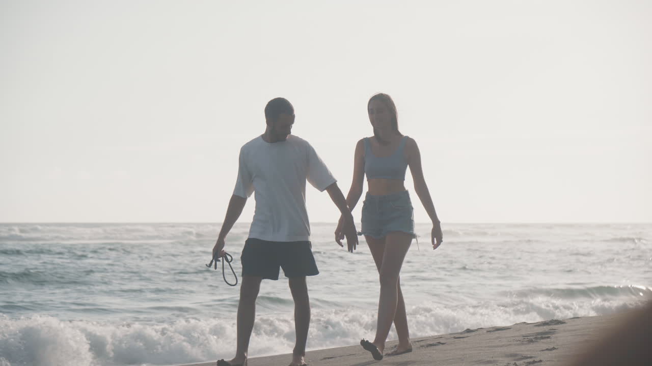 해가 지는 해변에서 손을 잡고 는 부부