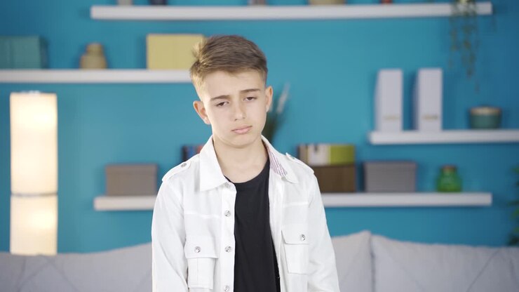 депрессивный мальчик несчастлив.