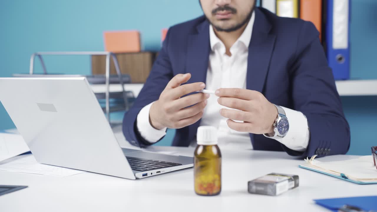 건강에 대한 불안감으로, 그 남자는 담배를 끊습니다. 병든 남자는 담배를 끊습니다.