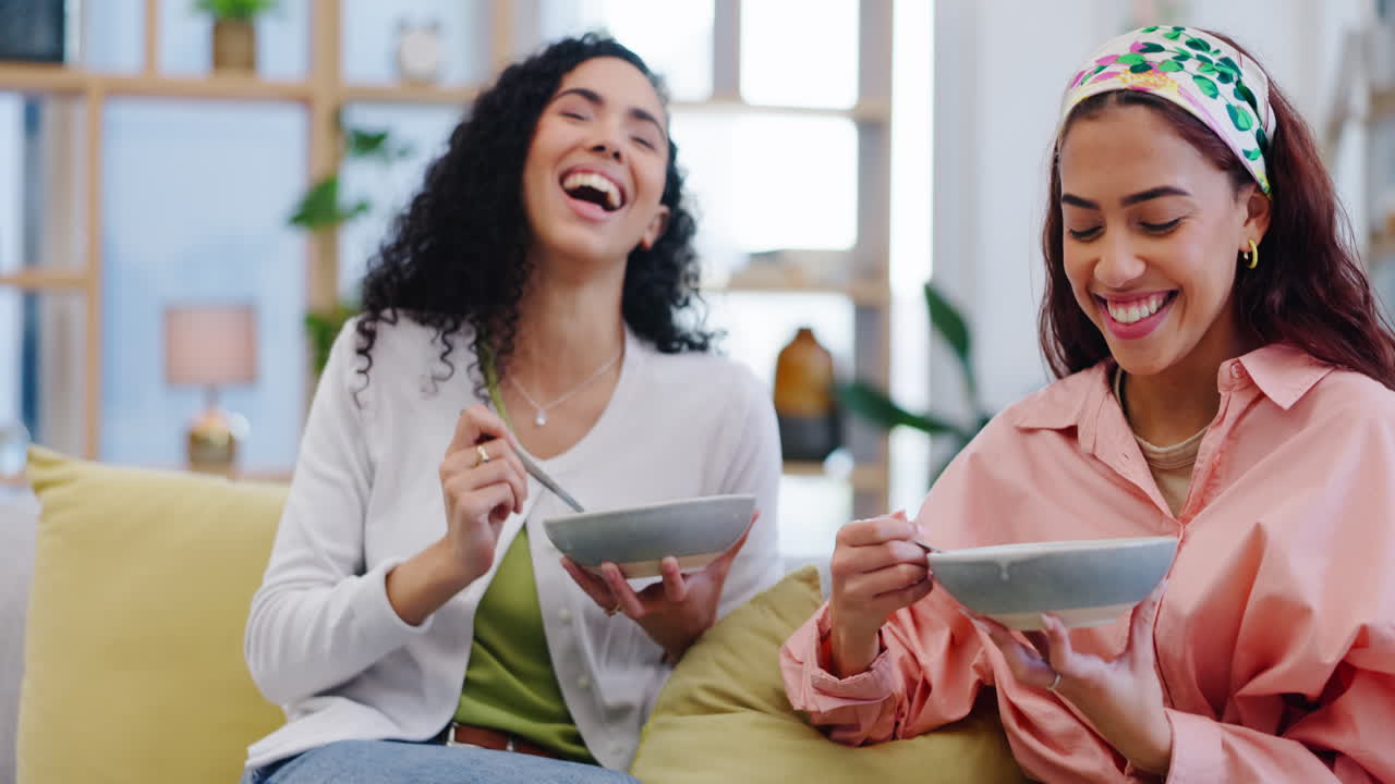 一緒にソファーのレズビアンカップル