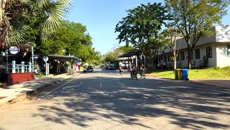 personas montando bicicletas en una calle soleada