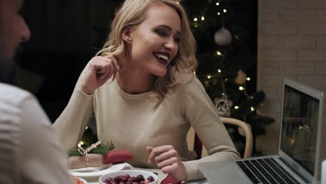 Blonde-Frau-Mit-Mann,-Der-Während-Der-Weihnachtszeit-Per-Videoanruf-Spricht