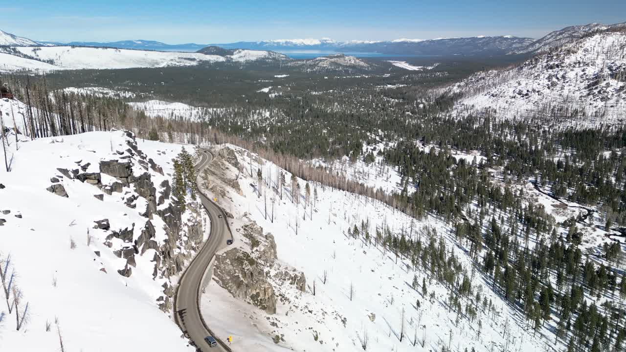vista aérea de la autopista nevada en la ladera de la montaña en el lago tahoe, california