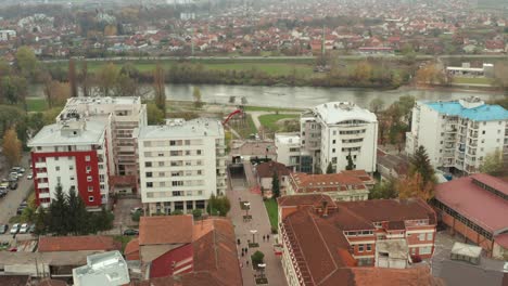 Edificios-Y-Calles-Del-Centro-De-La-Ciudad-Serbia-De-Kraljevo,-Vista-Aérea