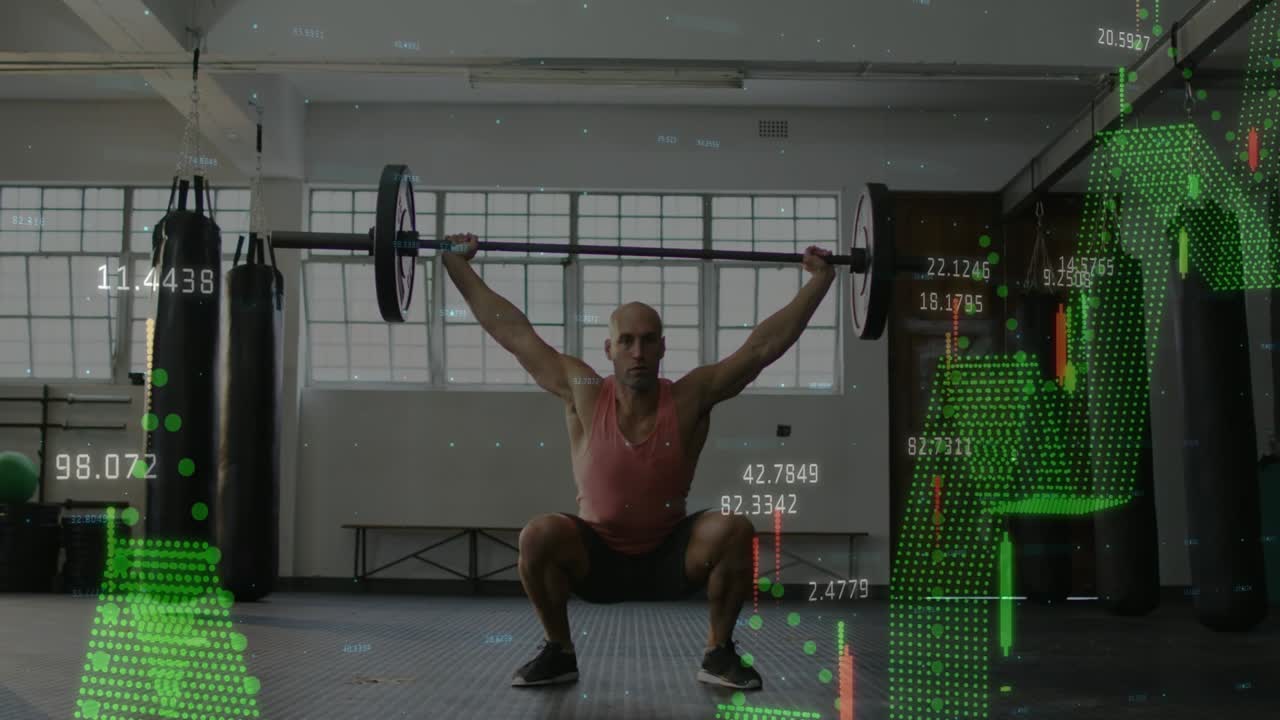 Halterofilista masculino começando a puxar e realizando agachamento com barra mostrando gráficos verdes para fitness