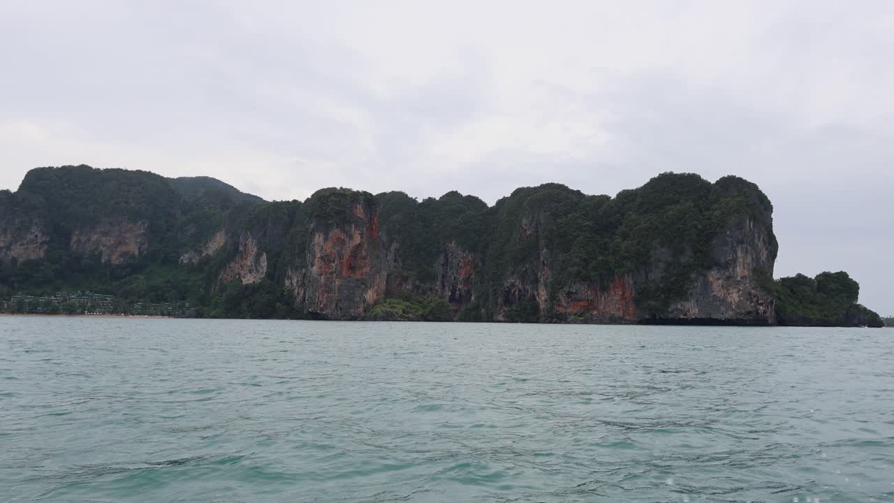 긴 리 보트 여행은 크라비의 놀라운 절벽을 지나갑니다.