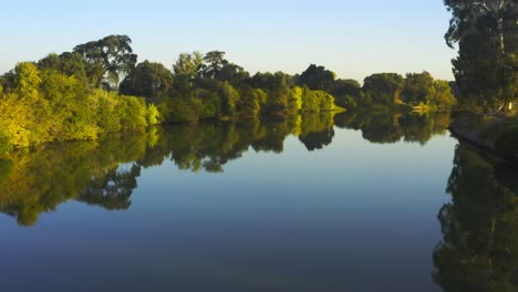 antena de bajo vuelo sobre aguas tranquilas del río en el delta del río sacramento san joaquín