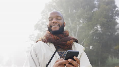 Hombre-Negro,-Teléfono-Inteligente-Y-Chat-Al-Aire-Libre