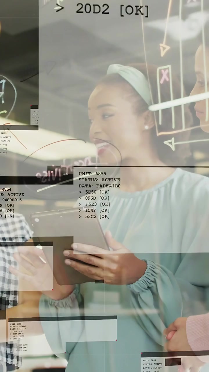 Video vertikal: Pemimpin bisnis memiringkan tablet ke tim untuk ditinjau, membuat overlay UI yang tampil di atas tim dan papan.