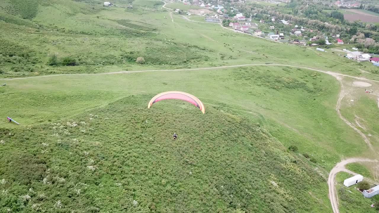 산에서 패러글라이딩. 초록색, 언덕