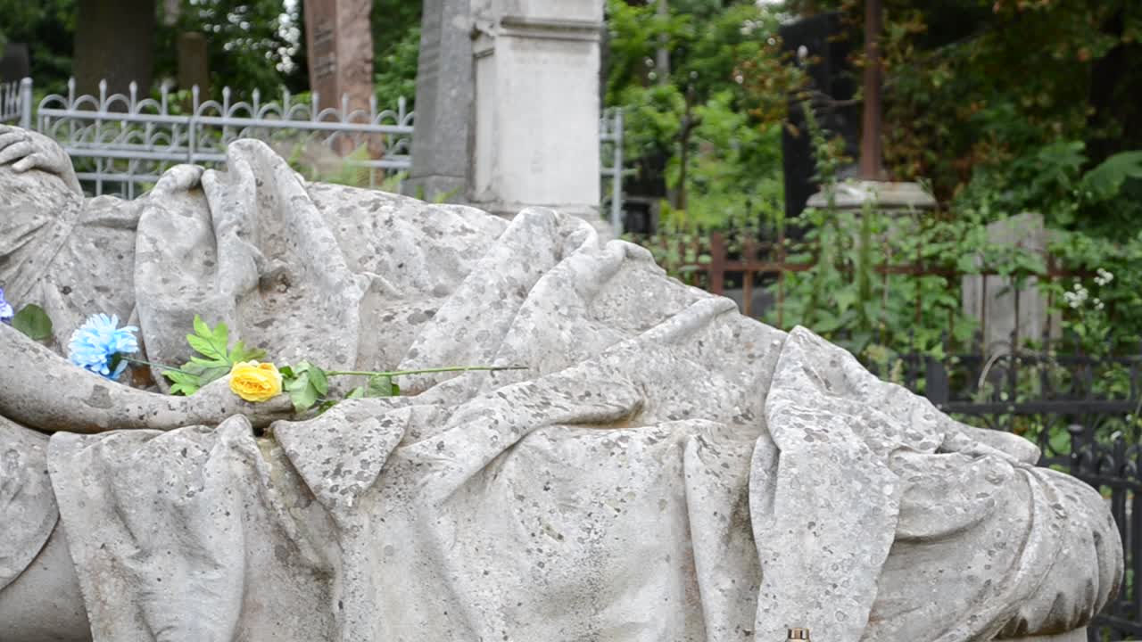 Composizione "La bella addormentata", campo 69, tomba della famiglia Markov. Leopoli, Ucraina.