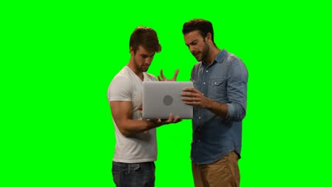 amigos hombres usando portátiles
