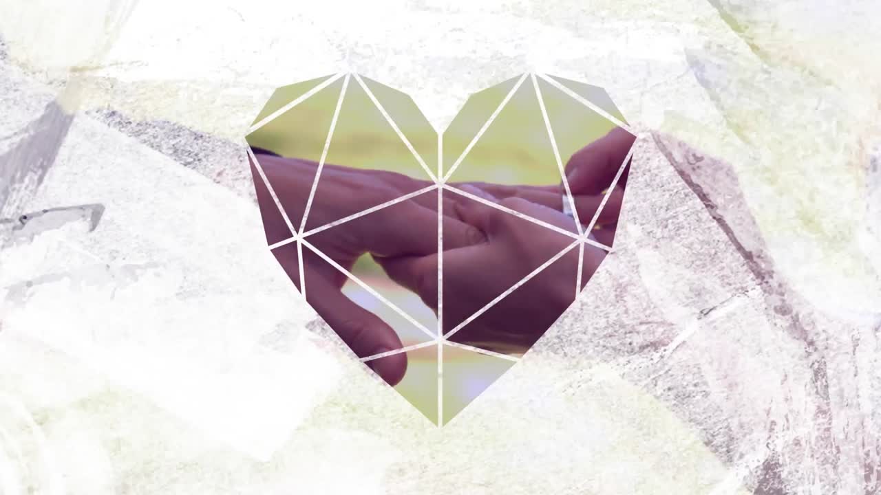 pareja cogida de las manos a través del primer plano en forma de corazón blanco