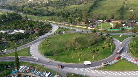 video aereo de lapso de tiempo de un redondel de la ruta nacional colombiana, se puede ver como pasan los carros por el redondel hasta mirar el atardecer