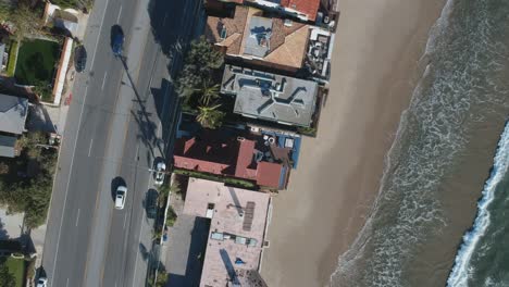 La-Cámara-De-La-Tarde-Baja-La-Vista-Del-Dron-Y-Avanza-Lentamente-Hacia-Uno-De-Los-Edificios-De-Población-De-Malibu,-California