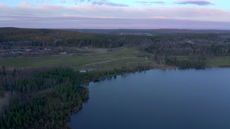 imágenes de drones orbitando lentamente sobre un pequeño lago que muestra un campo de golf verde durante el invierno