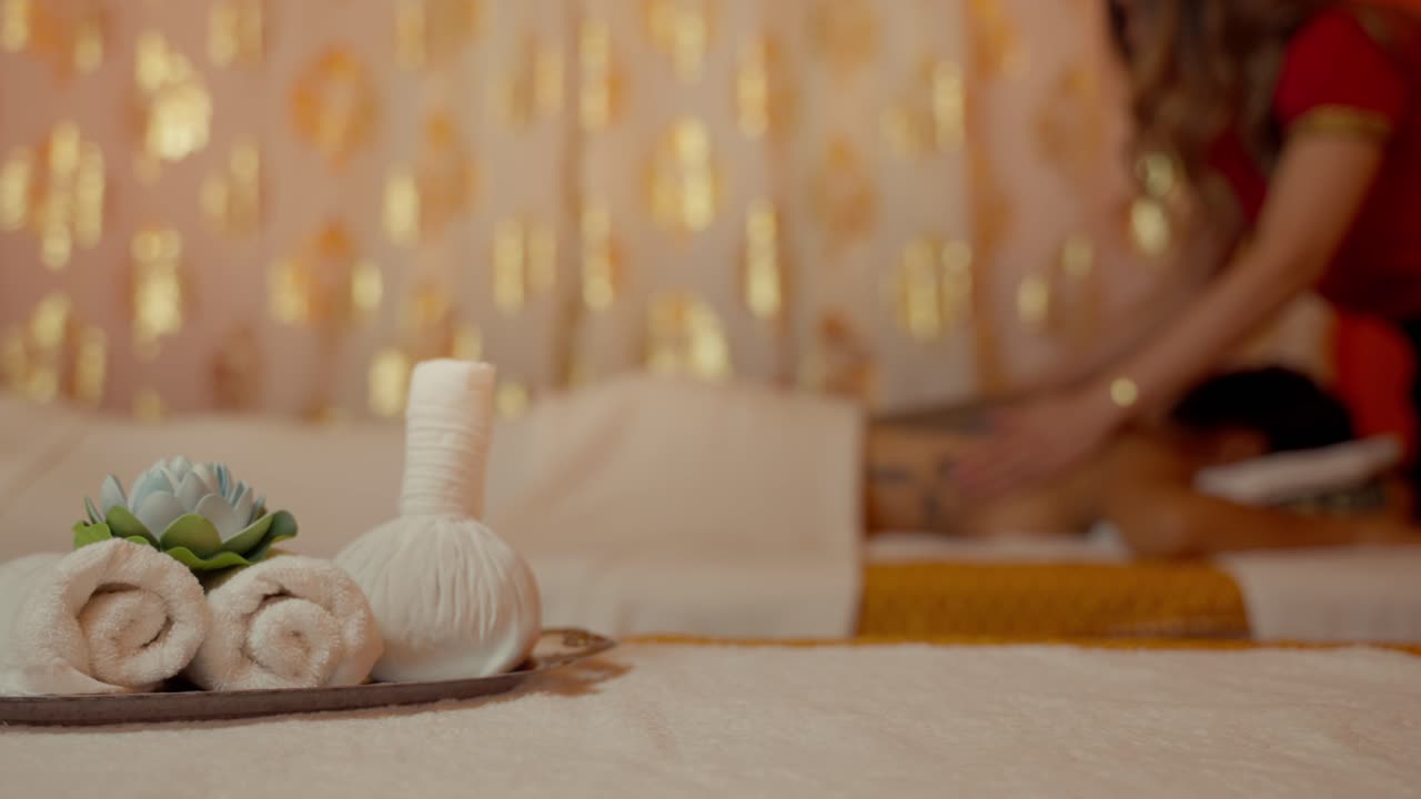 여성은 전통 타이 마사지를 받습니다.