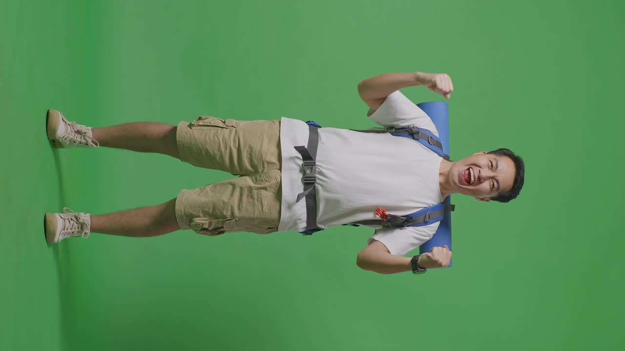 un viajero feliz con una mochila.