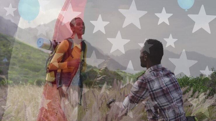 Animazione della bandiera americana su una coppia multietnica sorridente che fa trekking in montagna