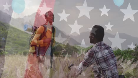 animación de la bandera estadounidense sobre una pareja diversa sonriente caminando en las montañas