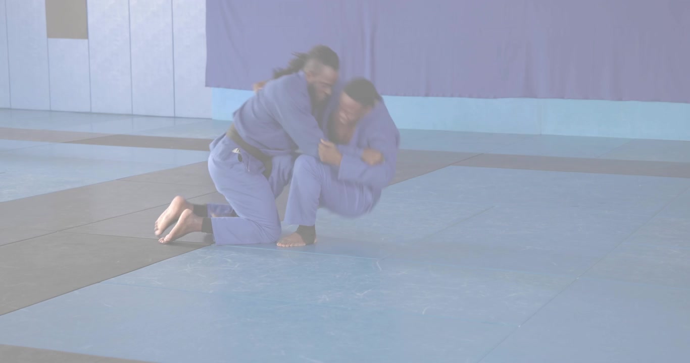 Artisti marziali che afferrano i gi ed eseguono un takedown con underhook, con icone che emergono a indicare il coinvolgimento sportivo.