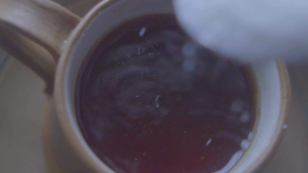 차 한 잔 에 설탕 을 첨가 하는 것