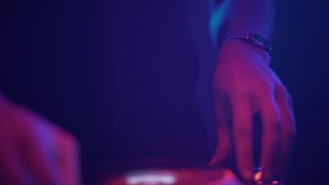 dj en un club nocturno