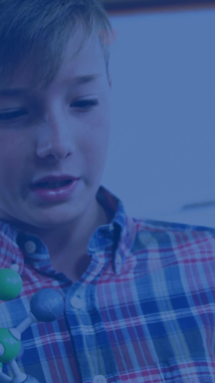 Animazione di colorati pezzi di puzzle su bambini e amici che utilizzano dispositivi elettronici