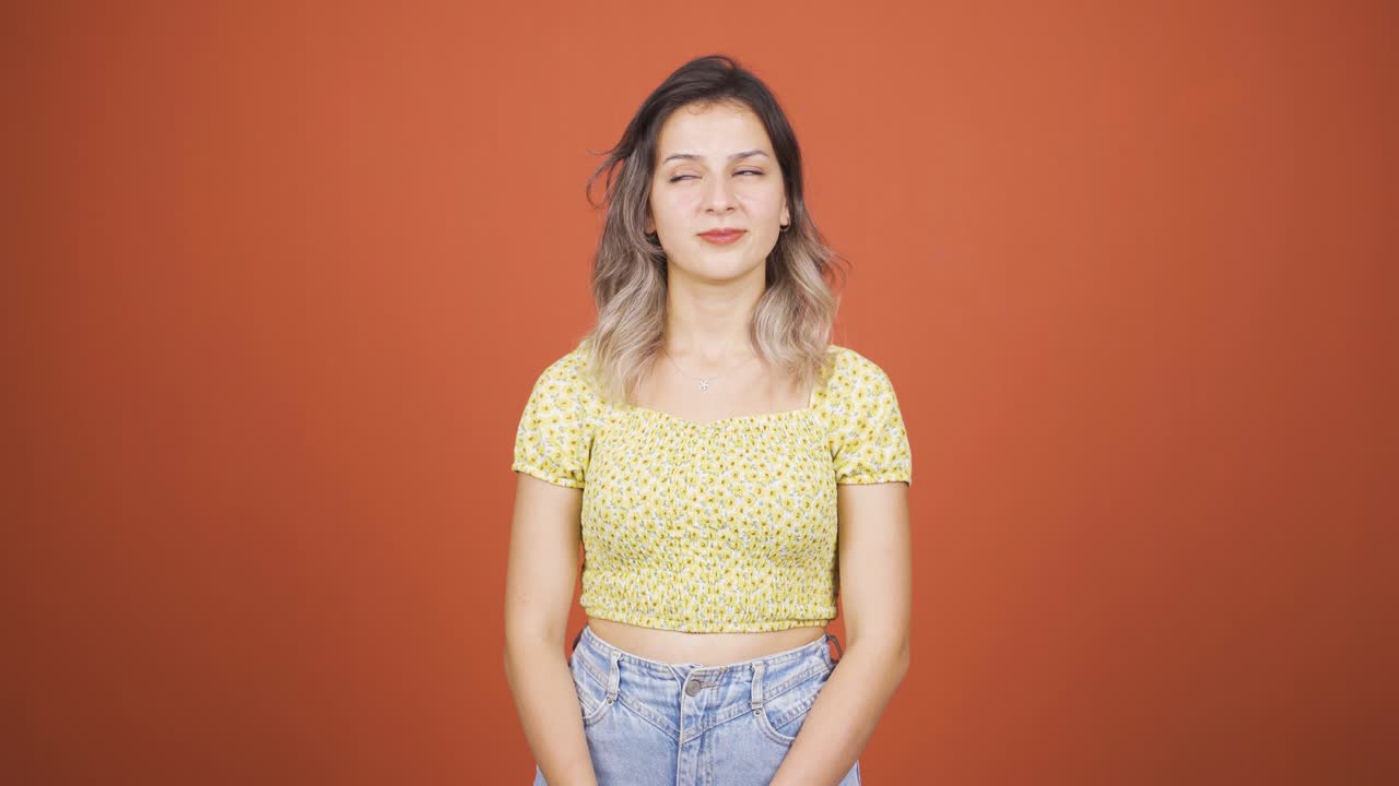 젊은 여자는 꿈을 꾸고 있습니다.