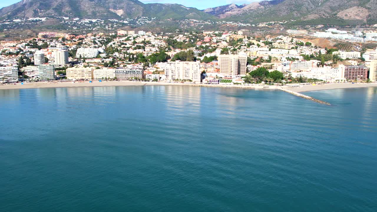 Costa del Sol, tomada aérea com aproximação, mar calmo de Fuengirola, Espanha