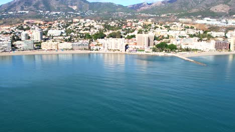 Toma-Aérea-De-La-Costa-Del-Sol,-Mar-En-Calma-De-Fuengirola,-España