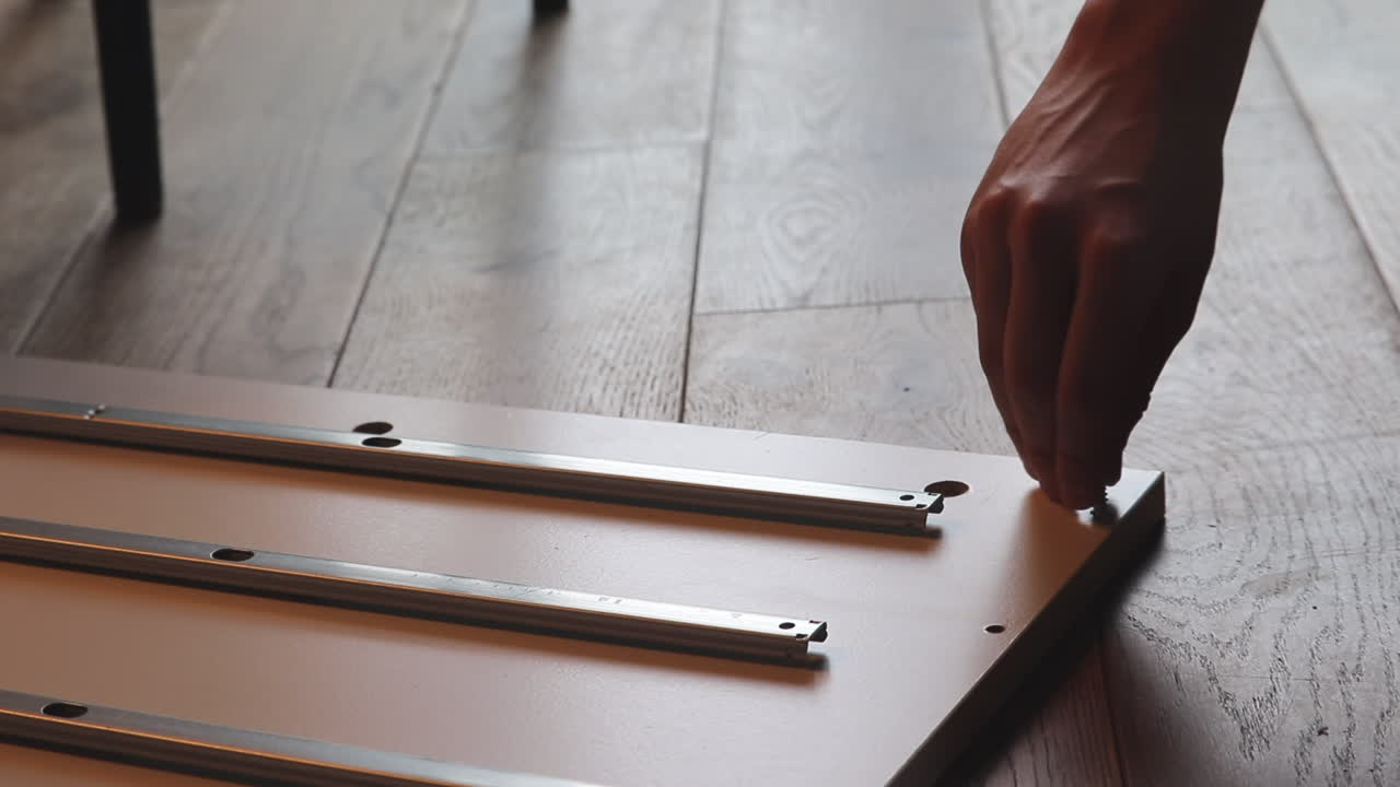 손을 닫고 나사를 비틀고 선반을 만들기 시작합니다.